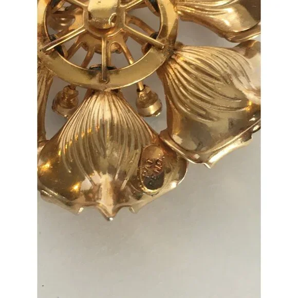 Flower Pin Brooch Vintage Gold Tone with Rhinestones Fashion Jewelry Accessory - Picture 5 of 5
